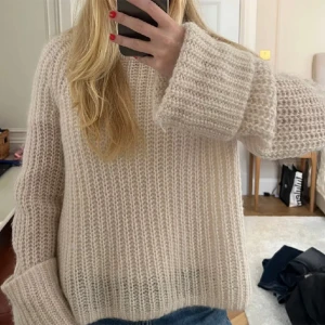 Mohair tröja - SUPERSNYGG verkligen!! Mycket mohair i sig därför väldigt bra kvalitet ❤️❤️❤️