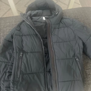 Calvin Klein jacka - Jack är i bra skick och är i storlek M säljer den pågrund av att den inte används💕