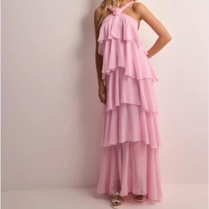 VMFELICIA SL RUFFLE MAXI DRESS EXP - Säljer min fina unika Vera Moda klänning!!! Den är bara använd en gång på min bal, så säljer den nu vidare då jag inte riktigt vet när jag ska ha den annars!!!❤️❤️❤️