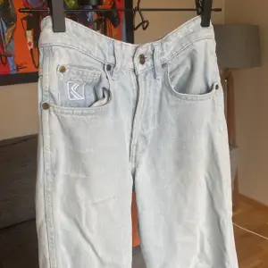 säljer snygga ljusblåa karl kani jeans därför att jag har växt ut de. Skick 7/10 : litet hål i bakfickan men inget men kan se tydligt. Köpt på zalando för 1000kr.