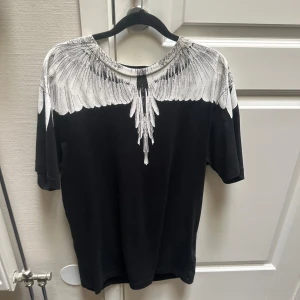 Marcelo Burlon T shirt - Väldigt bra skick, använd fåtal gånger. Storlek S, passar m med