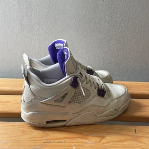 Jordan 4 metallic purple  - Ett par Jordan 4 metallic purple till salu! Skorna är inte i nyskick, men heller inte dåligt skick, skulle säga runt 5-6/10. Nypris på skorna ~10’000kr. Mitt pris 1000kr, priset kan diskuteras vid snabb affär! Hör av dig vid minsta fråga😁