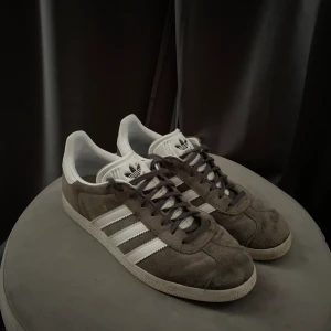 Adidas Gazelle - Säljer ett par använda adidas Gazelle. I ett bra skick. Hör av dig vid funderingar! 