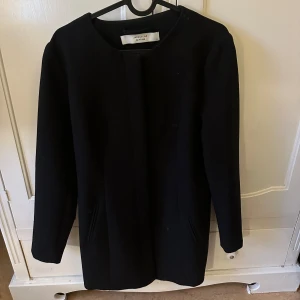 Svart kappa - Säljer min super fina svarta kappa från Jaquiline de young! Knappt använd och i storlek S