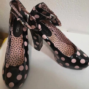 Prickiga klackar - Svarta och rosa klackar med prickar! Se defekter på bild.