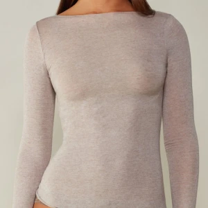 Intimissimi tröja - Beige intimissimi tröja, väldigt sparsamt använd❤️skriv för bilder på