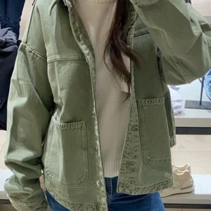 Grön jacka från zara - Snygg grön jeansjacka som passar otroligt bra nu i höst. Säljer pga den aldrig kommit till användning så den är i bra skick. 