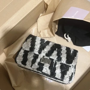 Rough studios väska  - Helt ny med prislapp och original förpackning, köpt för 3400kr. Modell mini velvet bandita 6x12x20 Kedjans maxlängd 130cm  Kan gå ner lite i pris vid snabb affär.