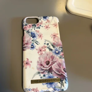 Ett mobilskal  - Lite smutsig inuti är blommig mönster 