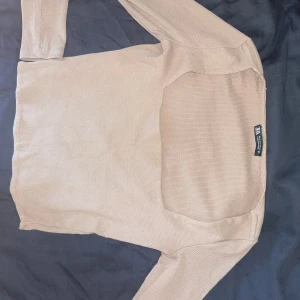 Ljusbrun topp med fyrkantig hals - Supersöt kort ljusbrun/ beige topp med lång armar och fyrkantig hals. Älskar 