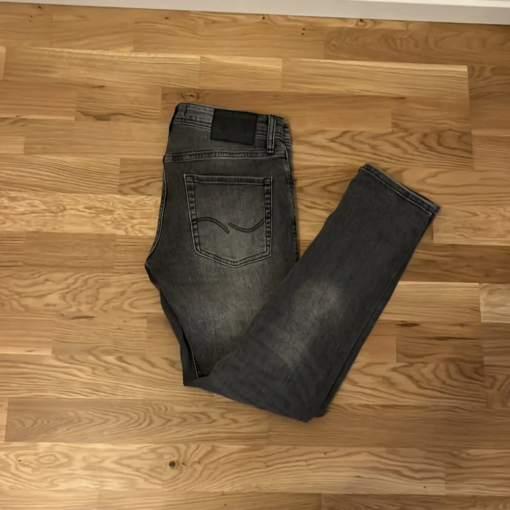 Jeansen är knappt använda och skicket är 9/10. Modellen är slim fit glenn. Storlek 29/30. Nypris ungefär 600-800kr. Jeans & Byxor.