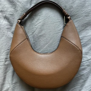 Brun mango väska  - Väskan är i nyskick, har endast använt den en gång.  Den är från mango! Nypriset var 529kr💞