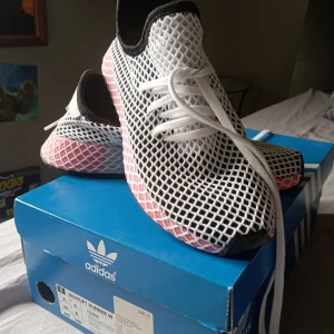 Adidas skor. - Adidas skor som är sparsamt använda.