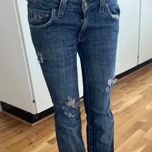 Levis jeans med hål - Säljer dessa Levis jeans i storlek 27, skulle dock säga att det passar lite mindre storlekar som 24/25. Passar mig bra i längden som är 160 men passar även nån kortare. Hör av dig vid intresse. 🎀