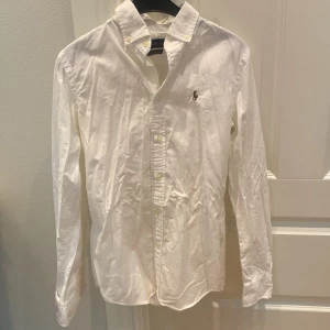 Ralph lauren skjorta - En fläckfri vit Ralph Lauren skjorta med jätte fint skick!! Den är i storlek 2 slim fit! 