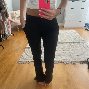 Kostymbyxa - Ett par fina kostymbyxor från bakbok som tyvärr är för långa för mig. Nypris 500kr