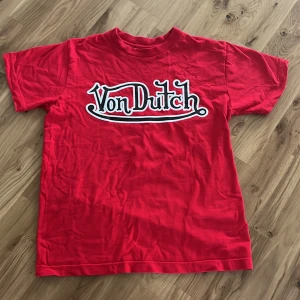 T-shirt  - T-shirt som knappt är använd. Passar även stl S. Pris kan diskuteras vid snabb affär