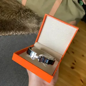 Välbehållet armband från Hermés Paris, fick det i present men passade inte så aldrig använd. Nypris 8000 kr säljer för 6000kr.