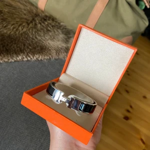 Hermés paris clic H metal black bracelet - Välbehållet armband från Hermés Paris, fick det i present men passade inte så aldrig använd. Nypris 8000 kr säljer för 6000kr.