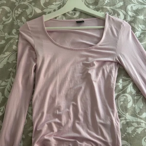 rosa gina tröja  - använd två gånger , inget fel på har bara inte hittat tillfälle att använda💗 nypris : 250 säljer för : 170