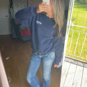 Blå Sweatshirt  - Jätte fin blå tröja från gina tricot! Storlek xs. Inget tryck på ryggen.