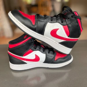 Jordan 1 fire red - Jordan 1 storlek 39, mycket bra skick dem är som nya. Kartong följer med. Ny pris 1900