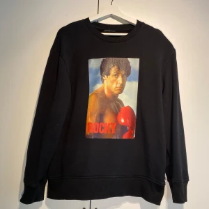 Rocky Graphic Sweatshirt - Hej, säljer en schysst sweatshirt med Rocky tryck. Storlek M och TTS. Sparsamt använd, fint skick. Neutral & passar till det mesta. Nypris runt 500kr. Kom DM för mer info/bilder. Pris kan diskuteras. Snabb affär uppskattas. Hör av er! 