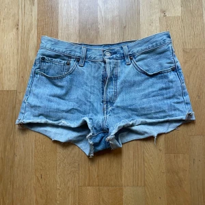 Levis shorts - Ljusblå levis shorts i fint skick. Midjemått 39 cm