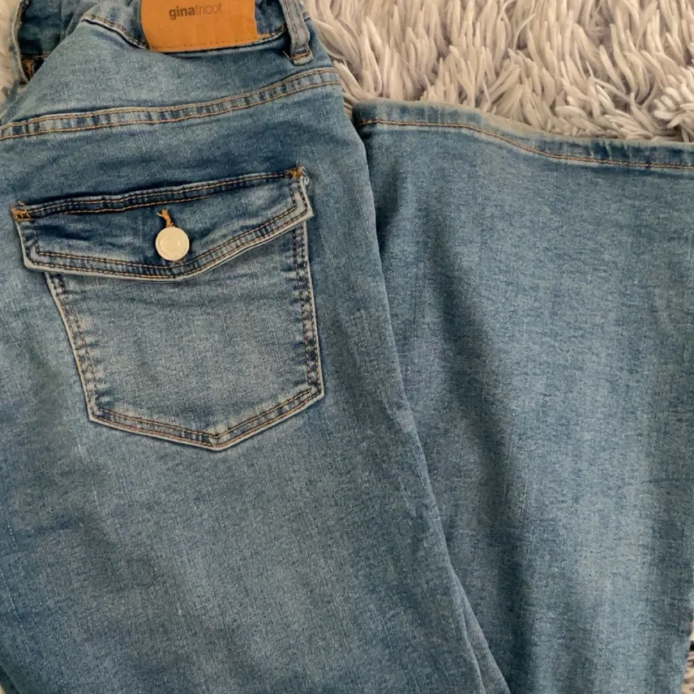 Köpta från Ginatricot för ungefär ett halvt år sedan. Har inte använt de så pass mycke sen dess. Jeansen är i väldigt fint skick! Storleken är 164 på jeansen.. Jeans & Byxor.