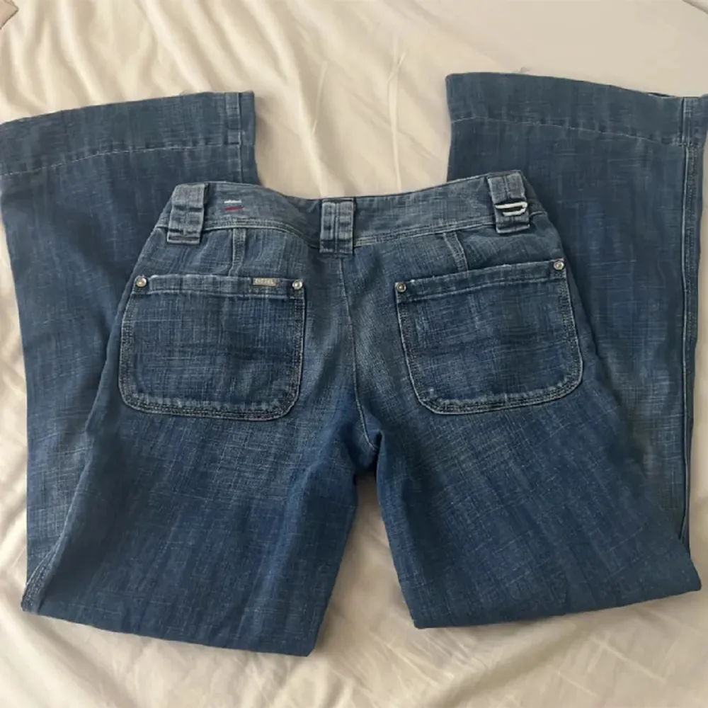 Säljer mina diesel jeans pågrund av att de är för små!! De är lite stora nere vid bena men jätte fina och bra skick!!! Innerbendslängd: 72 midjemått 36-37  rakt över . Jeans & Byxor.