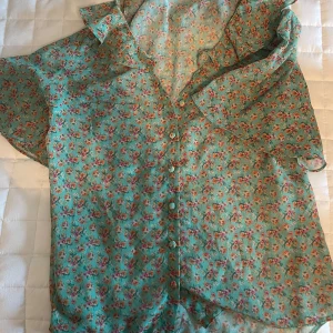 Söt och färgglad blus - Färgglad och snygg blus💖Köpt secondhand men endast använd 1 gång själv💕