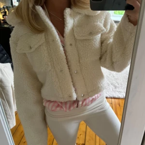 Teddy jacka  - Perfekta höst jackan!! Aldrig använd och prislapp kvar. Gammal kollektion med Linn Ahlborg x nakd! Storlek 32 men passar mig som har S! Färgen är off white🍂🍂Tryck köp nu!! 💛