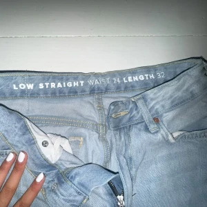 Jeans- Low straight (bik bok) - Alldrig kommit till anvöndo eftersom att dom är för långa, jätte bra skick💕💕  Waist 24 length 32  Klicka inte på köp utan skriv till mig‼️💕