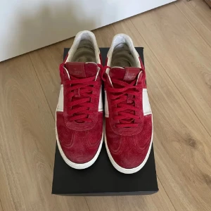 Flycrews  - Färg röd Storlek 42,5 Skick andvända   Pris 4000  Säljs i befintligt skick 