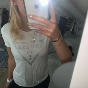 Guess T-tröja - Jättebra kondition Guess T-tröjä💕 Storlek XS men passar bättre S storlek. 