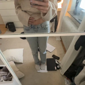 lågmidjade jeans - skitnajs ljusblå jeans från gina i storlek 34 i bra skick utan defekter, säljer endast pga att jag har ett till par likadana!! Köpta för 500