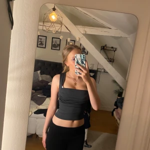 Linne - Snyggt mörkgrått linne från cider. Köpt förra sommaren men aldrig använd pga att jag inte tycker grått passar mig älskar formen och snyggt sydd för att ge bra passform. Skriv gärna med frågor 🩷