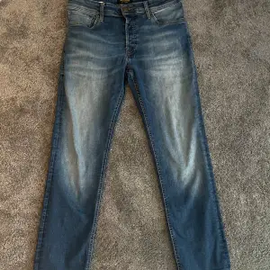 Jack&Jones Slim/Straight Jeans med nice tvätt  Skick - 8/10 Storlek - W30L30 Passar W32L32 Passar - 170cm - 180cm  Jag kan inte sälja i plick, så fråga efter vinted länken!