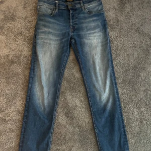 Jack&Jones Jeans - Jack&Jones Slim/Straight Jeans med nice tvätt  Skick - 8/10 Storlek - W30L30 Passar W32L32 Passar - 170cm - 180cm  Jag kan inte sälja i plick, så fråga efter vinted länken!