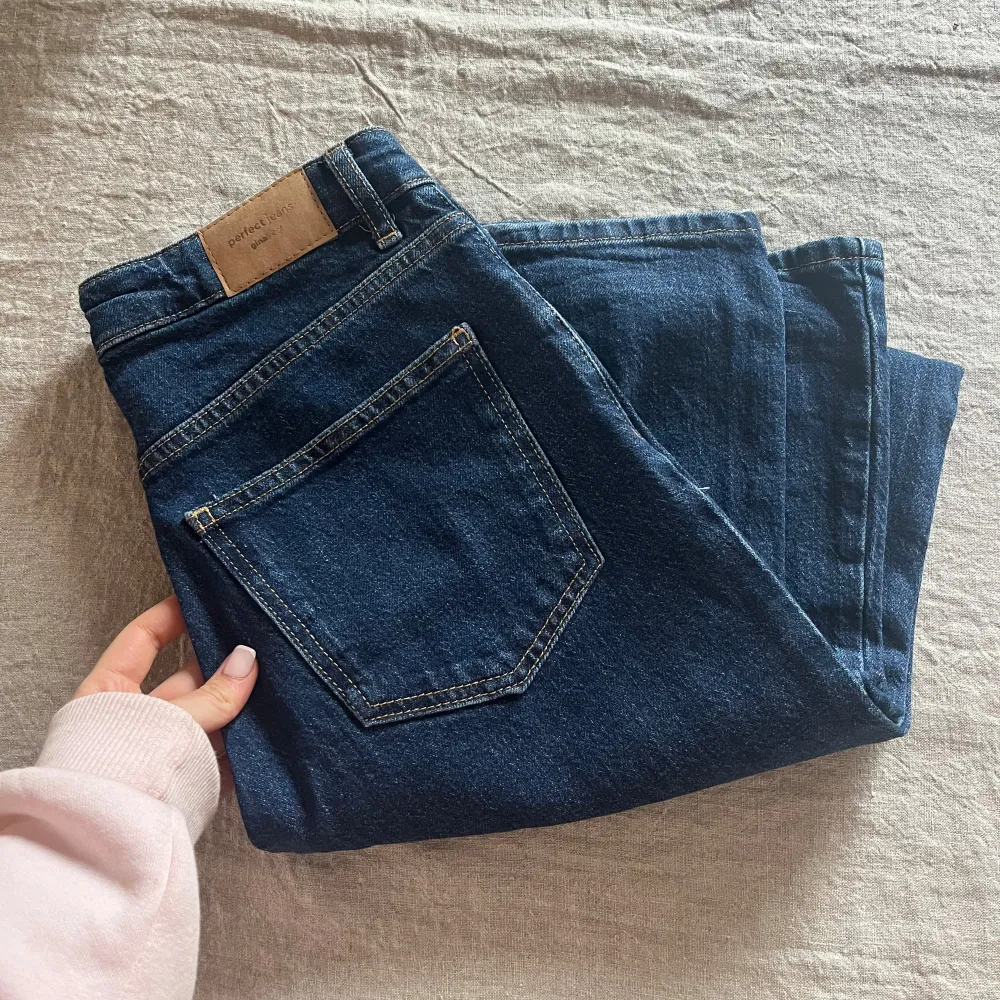 Säljer dessa jeansblåa bootcut/flare jeans ifrån Gina tricot!  Helt oanvända, supersnygga nu till höst!  Nypris 599 Jag är 164 cm Passar xs/s💗. Jeans & Byxor.