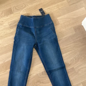 Helt oanvända Pieces jeans  - Ett par helt oanvända jeans med prislappen kvar från märket pieces. Jag sätter priset som står på prislappen som pris men det går självklart att få det billigare :) 🫶