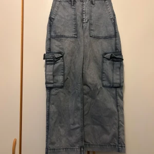 blågrå cargobyxor - supersnygga blå-grå cargobyxor från urban outfitters, köpta på sellpy. w26 l32 väödigt högmidjade