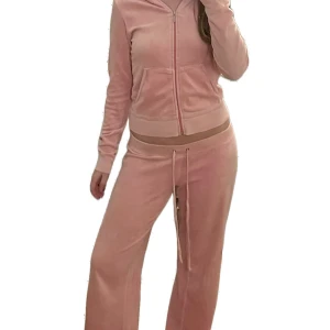 Ljusrosa juicy tracksuit - Mysigt matchande set från Juicy Couture s vintage och mycket lågmidjade kollektion. Mycket bra skick 🩷Underdel S Överdel M