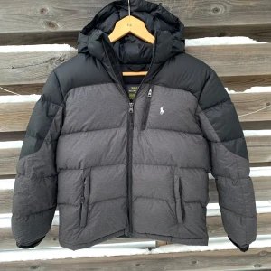 Helt ny! Ralph Lauren Vinterjacka - Säljer denna riktigt snygga vinterjacka från Ralph Lauren| Perfekt skick, Helt ny, använd 2 gånger och inga defekter| Storlek L (14-16), sitter ungefär som en XXS-XS  i vuxenstorlek gissar jag på| Nypris: 3600| Hör av er vid frågor!🍾🤩