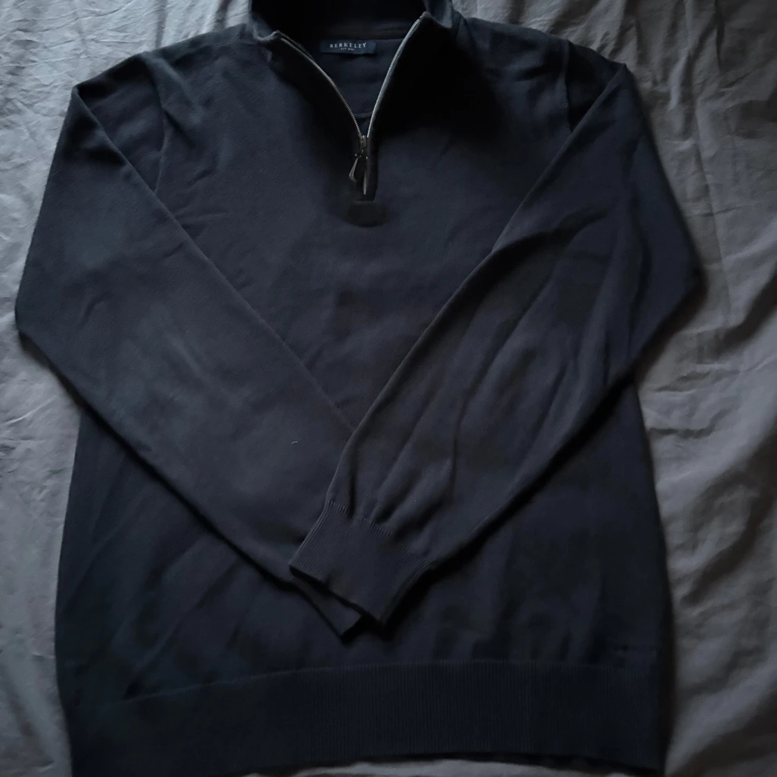 Mörkblå tröja med halfzip från Berkeley