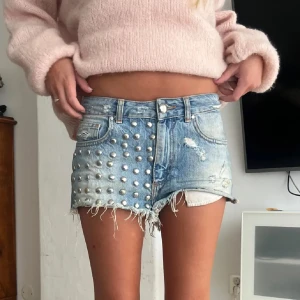 Jeansshorts  - Säljer dessa unika jeansshorts då de ej används! Står ingen storlek i de, midjemått:36  längd:26💞💞