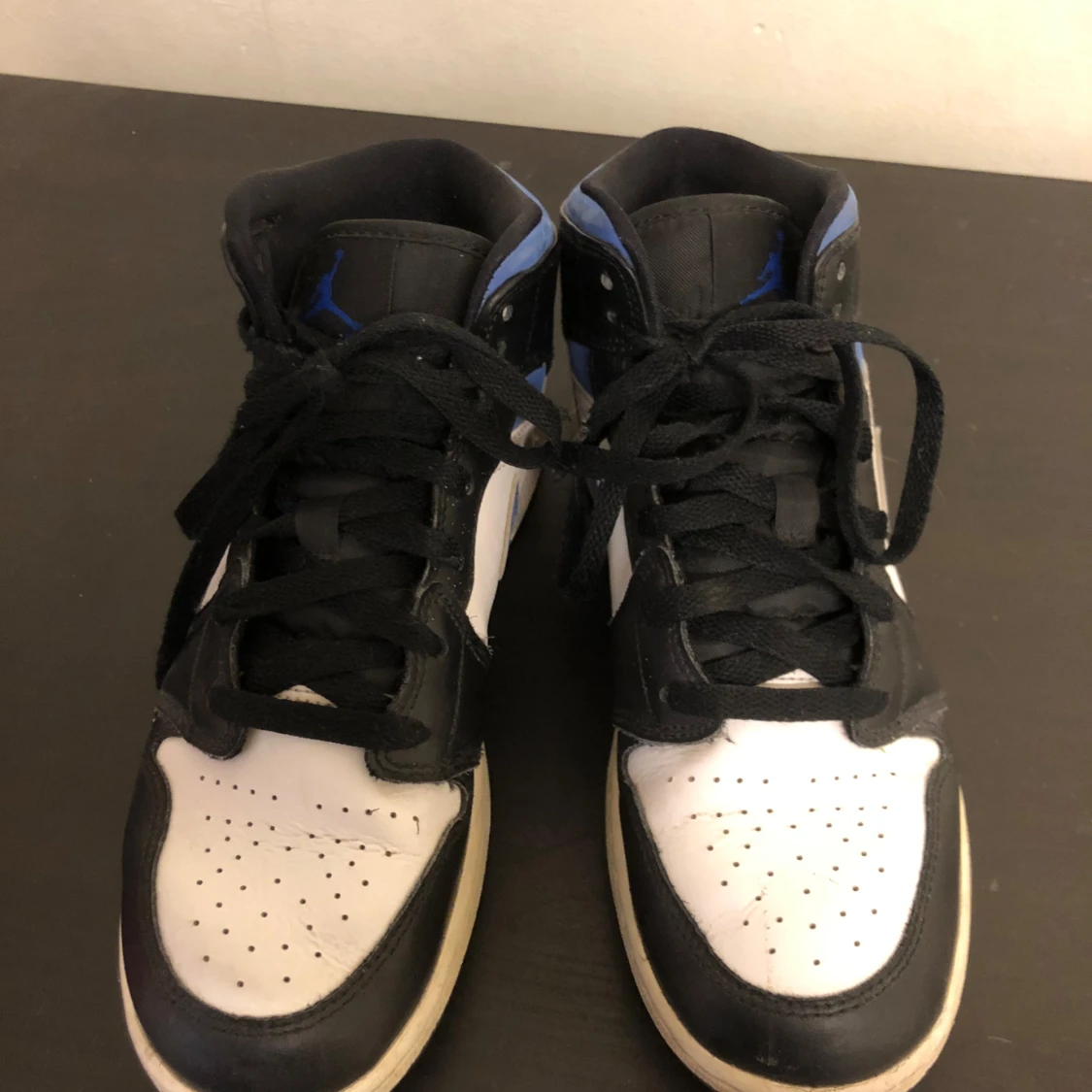 Nike Air Jordans i svart, blå och vit - 92