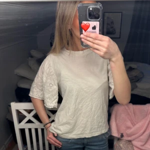 Vit blus med spetsdetaljer🤍🐆 - Säljer en söt vit blus med korta ärmar och vackra spetsdetaljer. Perfekt för en somrig look. Blusen har en avslappnad passform och är gjord i ett lätt material. 🤩🤩 ganska stor i storleken skulle jag säga.
