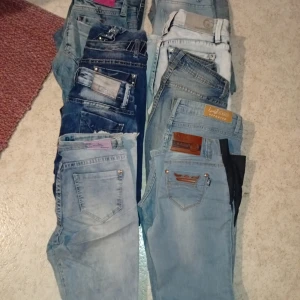 JEANS PAKET (10 ST) - Bra skick låg midja och smala ben . storlek xs/s.fraktkostnad går efter vikt kontakta mig om intresse finns 