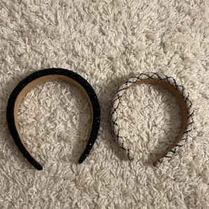 Två diadem i svart och vitt - Säljer två snygga diadem. Ett svart glittrigt diadem och ett vitt diadem med svart rutigt mönster. Perfekta accessoarer! Säljer båda tillsammans!